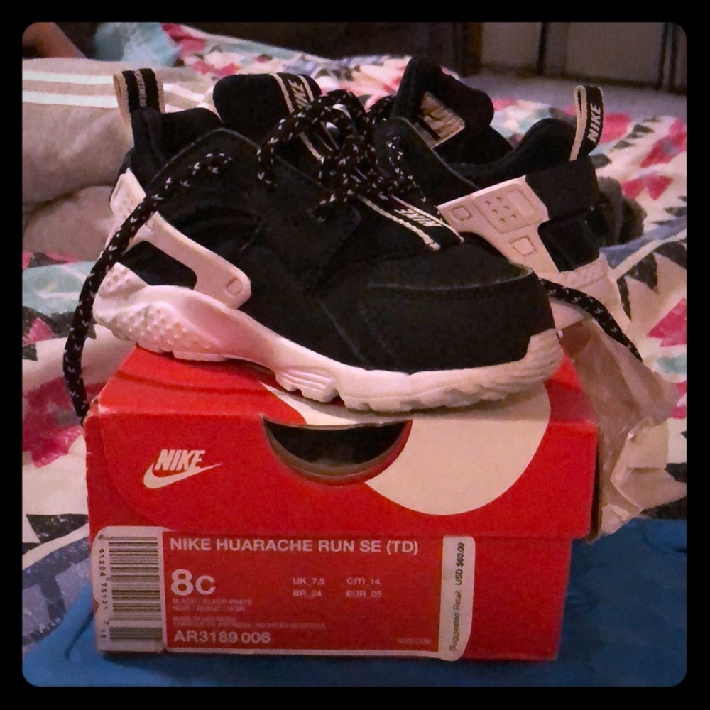 Kids 8c Nike Huarache Run black&white sneakers